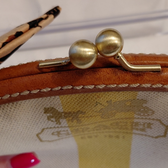 Coach Kisslock 💋 - Picture 9 of 14